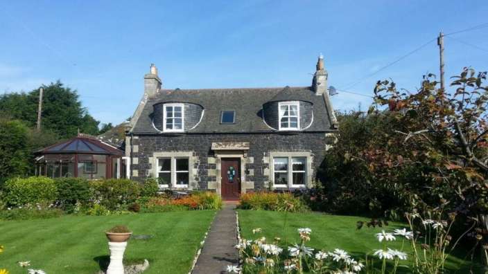 Ein großes Steinhaus mit vielen Fenstern