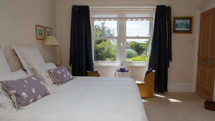 Ein Schlafzimmer mit einem großen Bett und einem Fenster