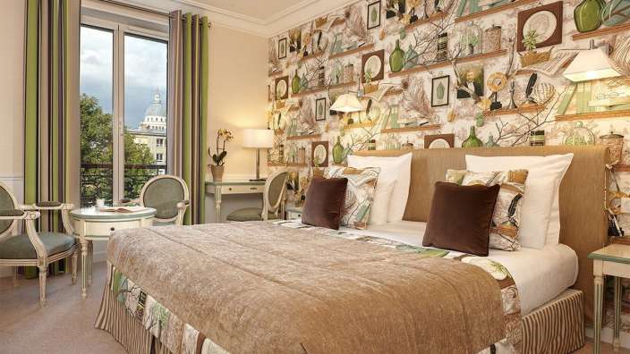 Ein Hotelzimmer mit einem Bett und einem Schreibtisch