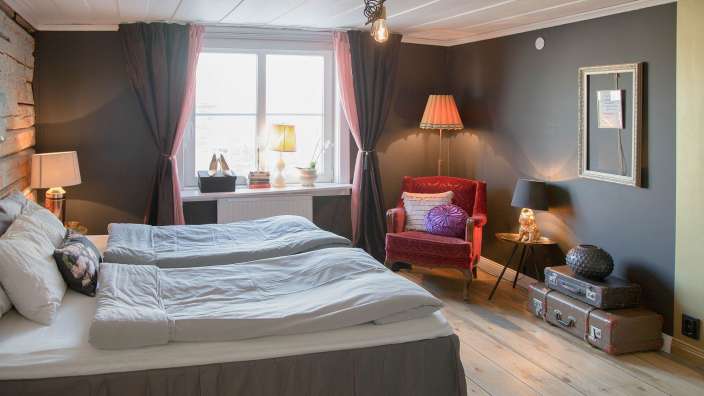 Ein Schlafzimmer mit zwei Betten und einem Stuhl