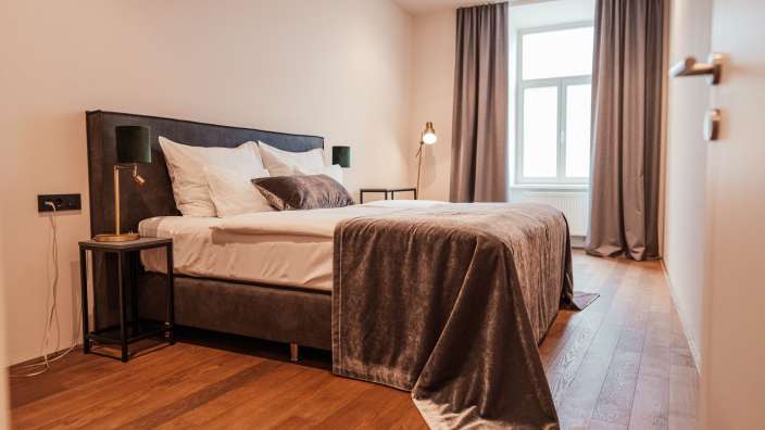 Ein Schlafzimmer mit einem Bett und einer Lampe