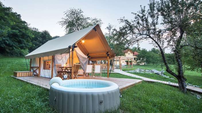 Ein kleines Zelt mit einem Whirlpool davor