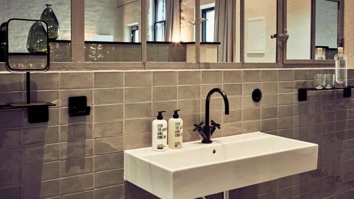 Ein Badezimmer mit einem Waschbecken und einem Spiegel