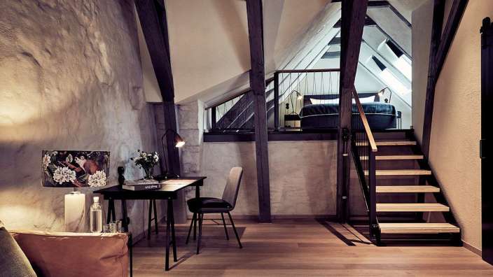 Ein Wohnzimmer mit einem Schreibtisch und einem Stuhl