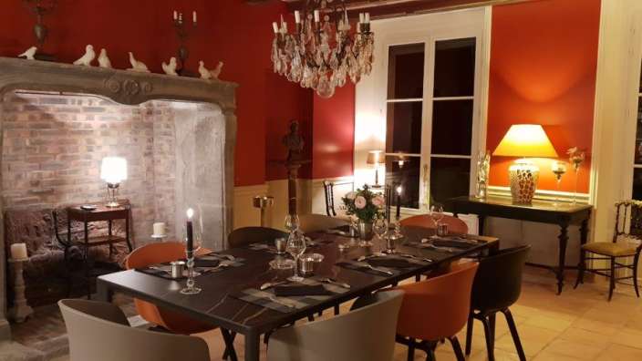 Ein Esszimmer mit einem Tisch und Stühlen und einem Kamin