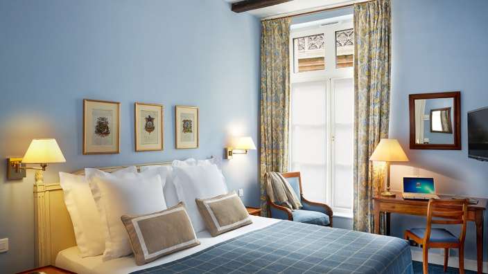 Ein Hotelzimmer mit einem Bett und einem Schreibtisch