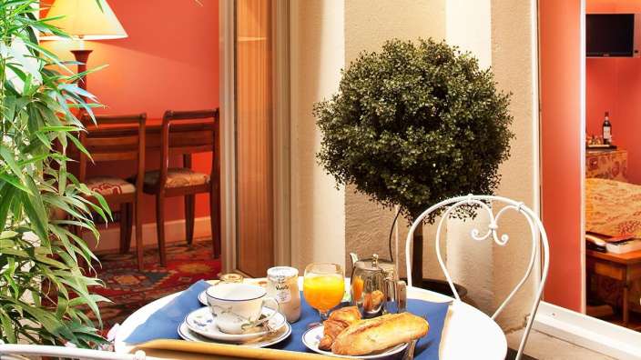 Ein Tisch mit einem Tablett mit Frühstück darauf