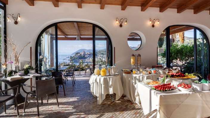 Lichtdurchfluteter Frühstücksraum