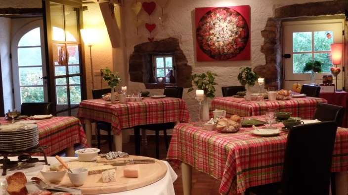 Ein Foto eines Esszimmers mit Tischen und Stühlen aufgenommen am 21.07.2014