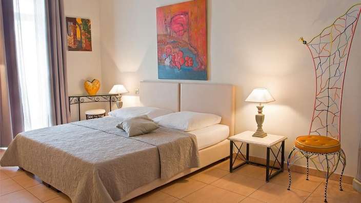 Ein Schlafzimmer mit einem Bett und zwei Lampen