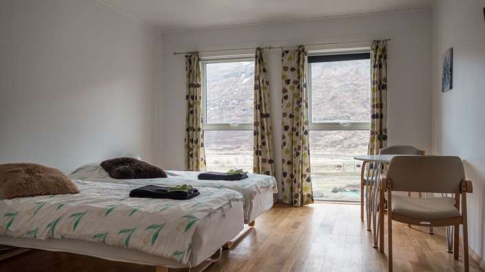 Ein Schlafzimmer mit zwei Betten und einem Tisch