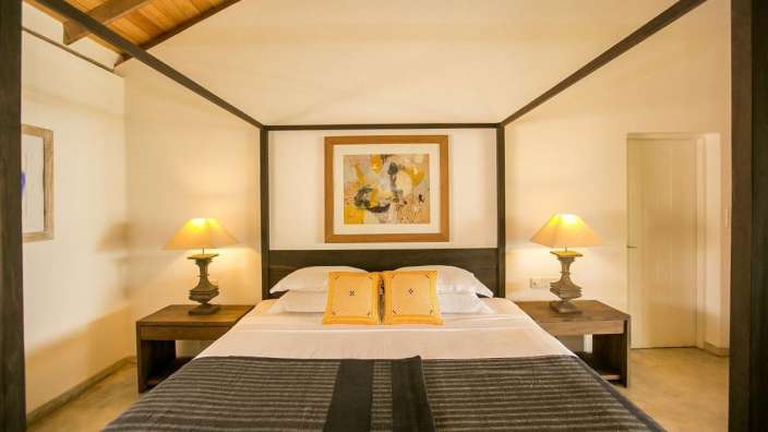 Ein Schlafzimmer mit Himmelbett und zwei Nachttischen