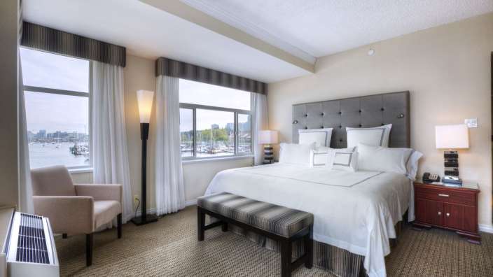 Ein Hotelzimmer mit einem Bett und einem Stuhl