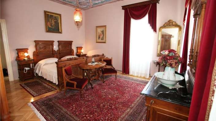 Ein Schlafzimmer mit zwei Betten und einem Tisch