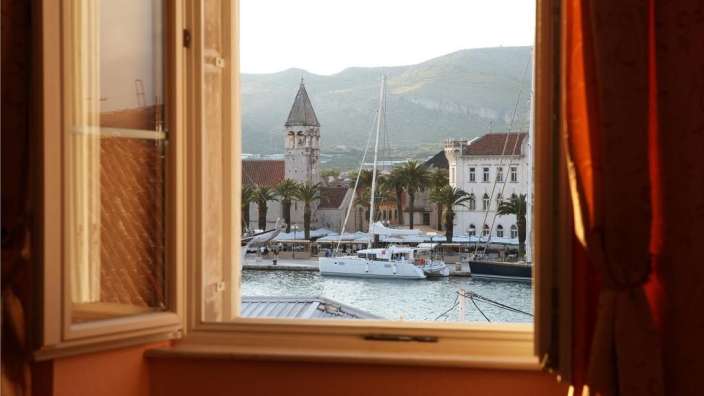 Ein Blick aus einem Fenster auf einen Hafen mit Booten