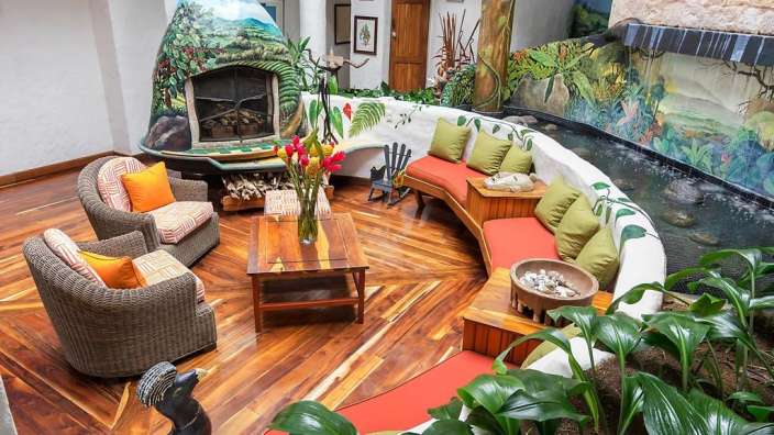Ein Wohnzimmer mit vielen Möbeln und einem Kamin
