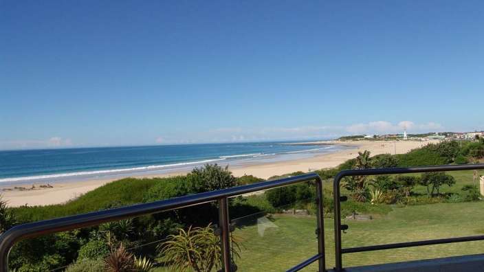 Ein Balkon mit Blick auf den Strand und das Meer