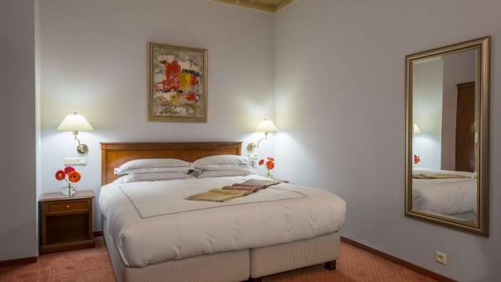 Ein Hotelzimmer mit einem Bett und einem Spiegel