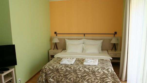 Ein Schlafzimmer mit einem Bett und einem Fernseher