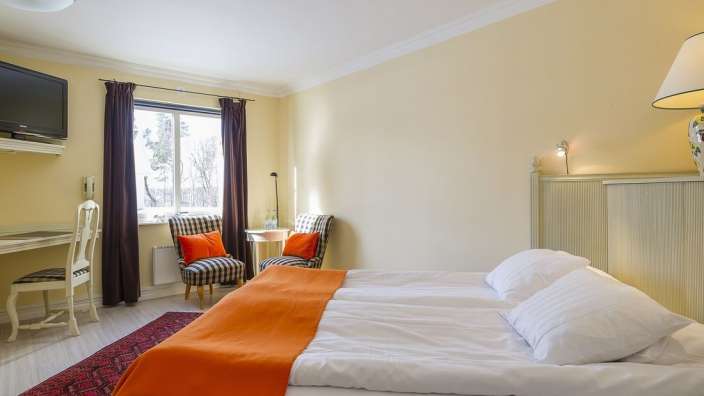 Ein Schlafzimmer mit einem Bett und einem Stuhl