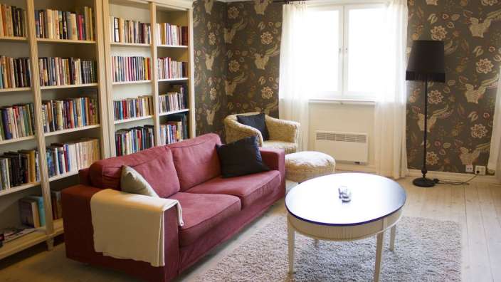 Ein Wohnzimmer mit einem Couchtisch und Bücherregalen