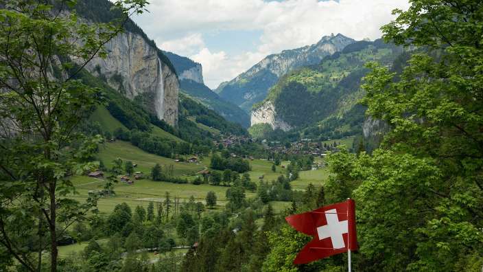 Eine schweizerische Flagge mit einem weißen Kreuz darauf