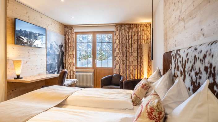 Ein Hotelzimmer mit zwei Betten und einem Fernseher