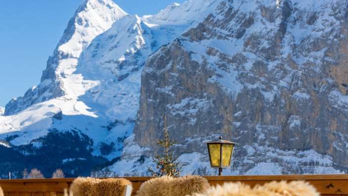 Eine hölzerne Terrasse mit Blick auf schneebedeckte Berge