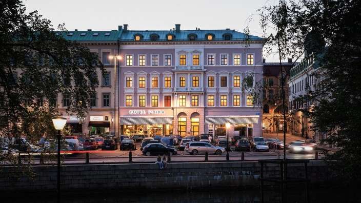 Ein großes Gebäude mit der Aufschrift Hotel flora darauf