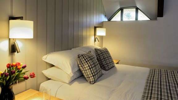 Ein Schlafzimmer mit einem Bett und einem Nachttisch