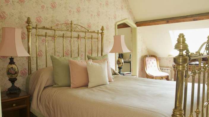 Ein Schlafzimmer mit einem Bett und zwei Lampen