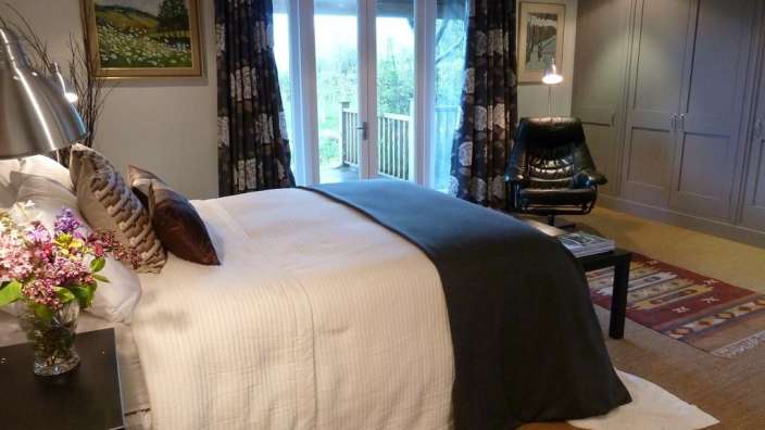 Ein Schlafzimmer mit einem Bett und einem Stuhl