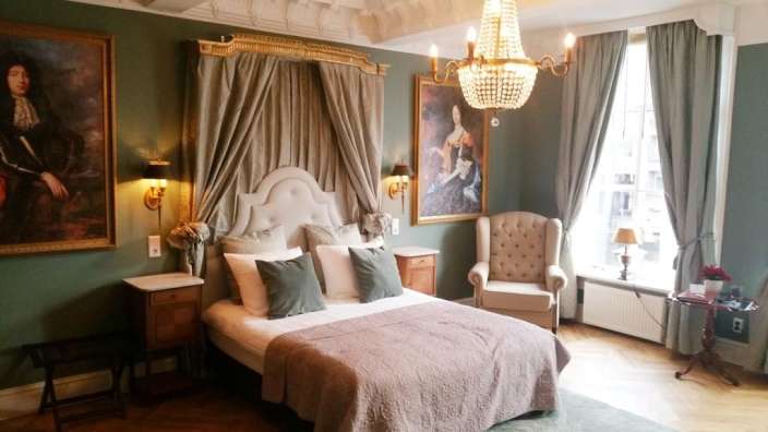 Ein Schlafzimmer mit einem Bett und einem Stuhl