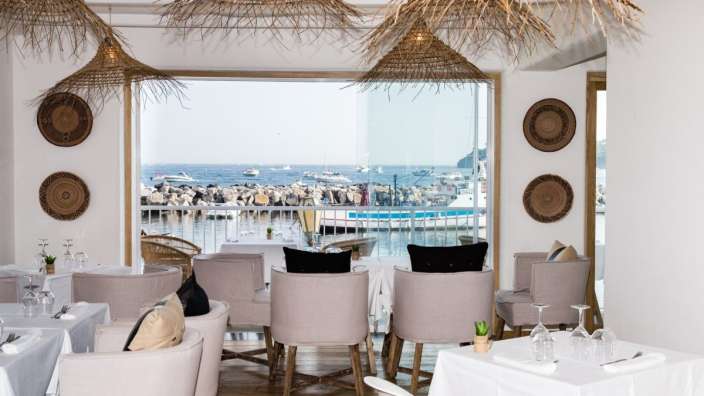 Ein Esszimmer mit Blick auf den Ozean