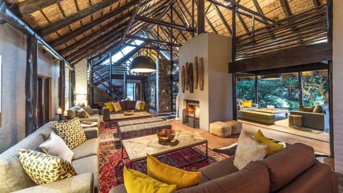 Ein Wohnzimmer mit vielen Möbeln und einem Kamin