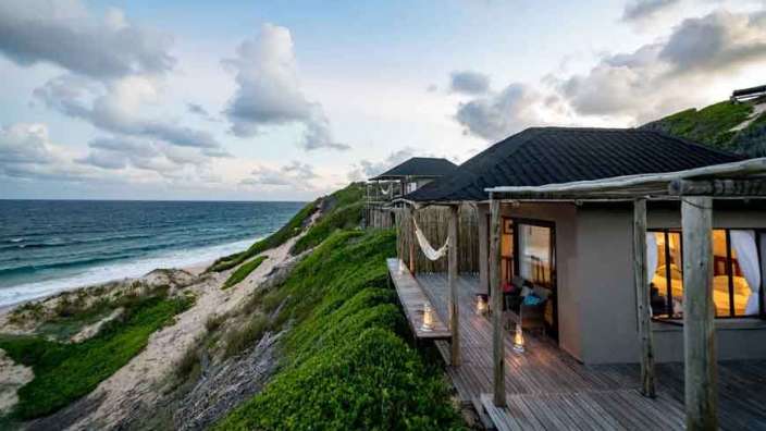 Ein Haus auf einer Klippe mit Blick auf den Ozean .