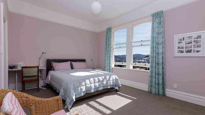 Ein Schlafzimmer mit einem Bett und einem Stuhl