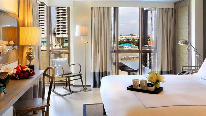 Ein Hotelzimmer mit einem Bett und einem Schaukelstuhl