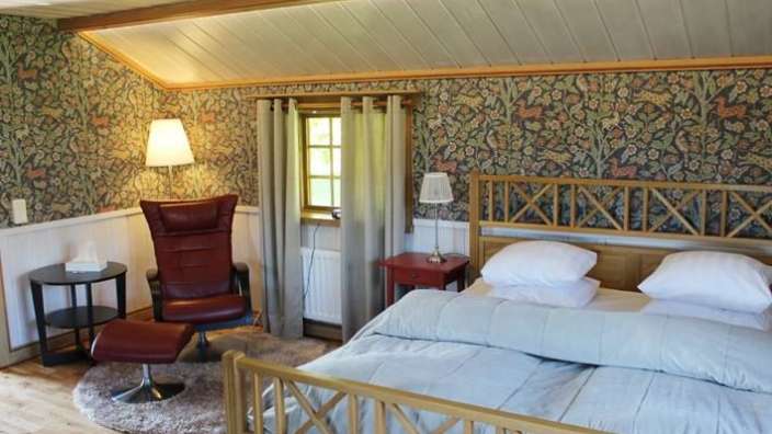 Ein Schlafzimmer mit einem Bett und einem Stuhl