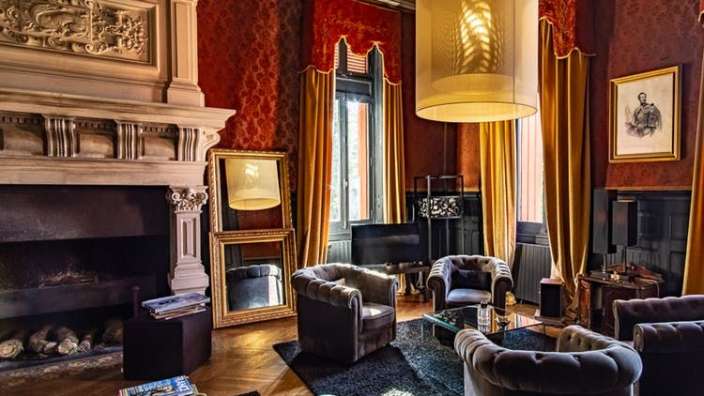 Ein Wohnzimmer mit vielen Möbeln und einem Kamin