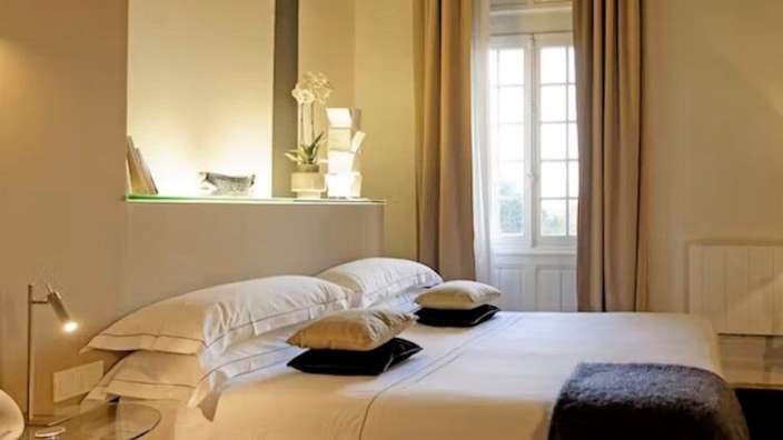 Ein Schlafzimmer mit einem Bett und einem Spiegel