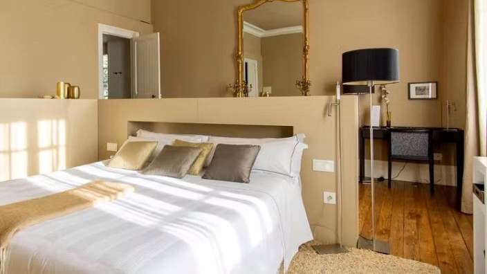 Ein Schlafzimmer mit einem Bett und einem Spiegel