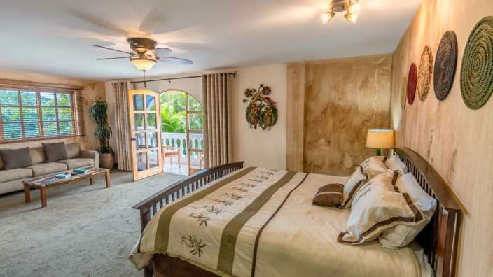 Ein Schlafzimmer mit einem Bett und einem Couchtisch