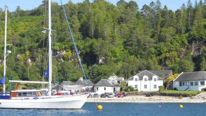 Ein großes weißes Boot schwimmt in einem See