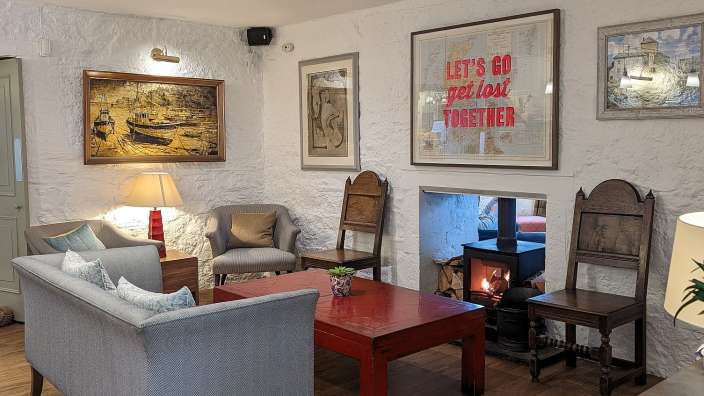 Ein Wohnzimmer mit vielen Möbeln und einem Gemälde, das sagt, lass uns zusammen verlieren