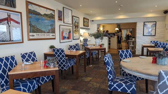 Ein Restaurant mit blauen und weißen Stühlen und Tischen