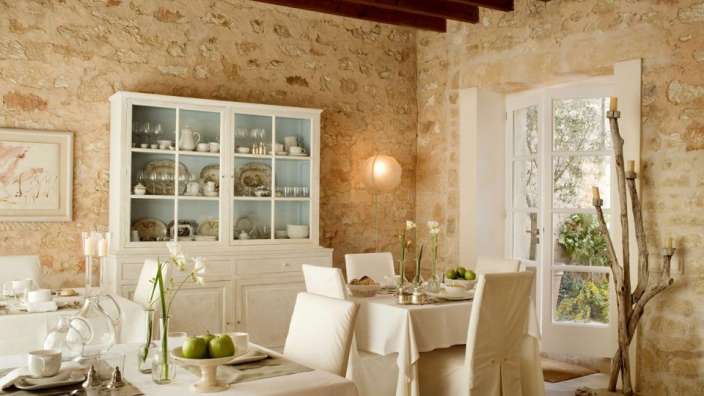 Ein Esszimmer mit weißen Tischen und Stühlen