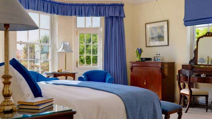 Ein Schlafzimmer mit blauen Vorhängen und einem Bett