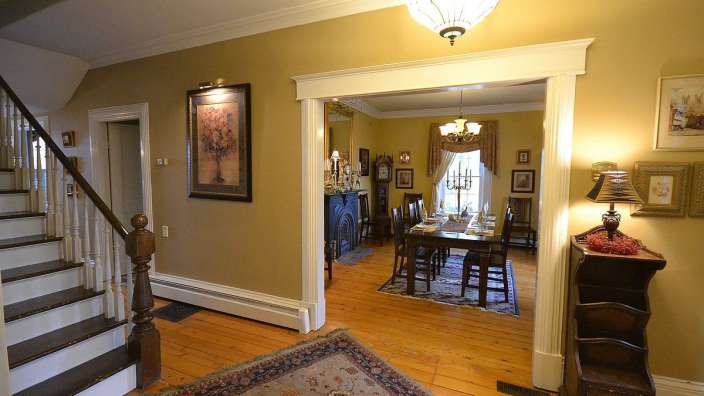 Eine Treppe führt in ein Esszimmer mit einem Tisch und Stühlen