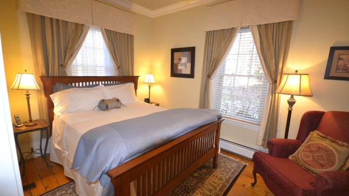 Ein Schlafzimmer mit einem Bett und einem Stuhl